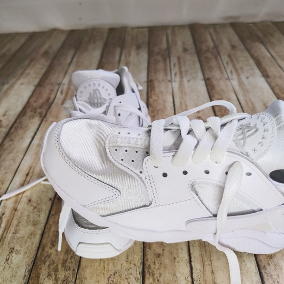 Nike Air Huarache NWOT White Sneakers 3.5 - Picture 1 of 7